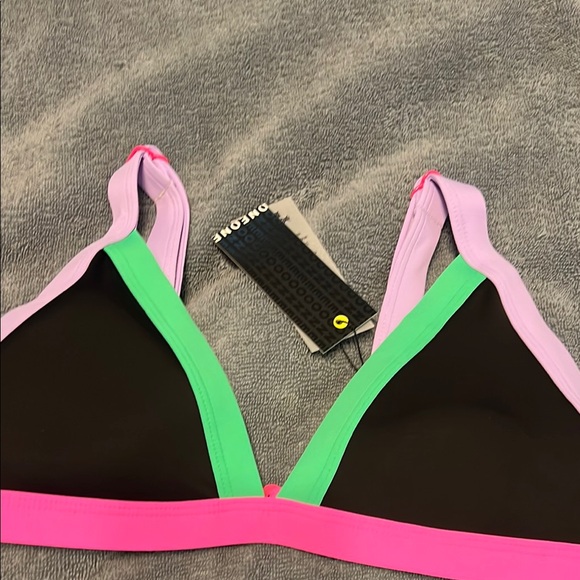 Oneone Colorblock Triangle Bikini Set - Picture 2 of 7